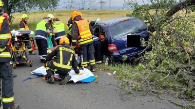 AKTUÁLNĚ: Vážná nehoda u Vinař. Auto narazilo do stromu, na místě přistával vrtulník