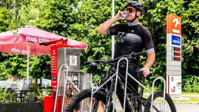 ORLEN rozšiřuje síť servisních a dobíjecích stojanů pro cyklisty, dva nové přibydou i v našem kraji