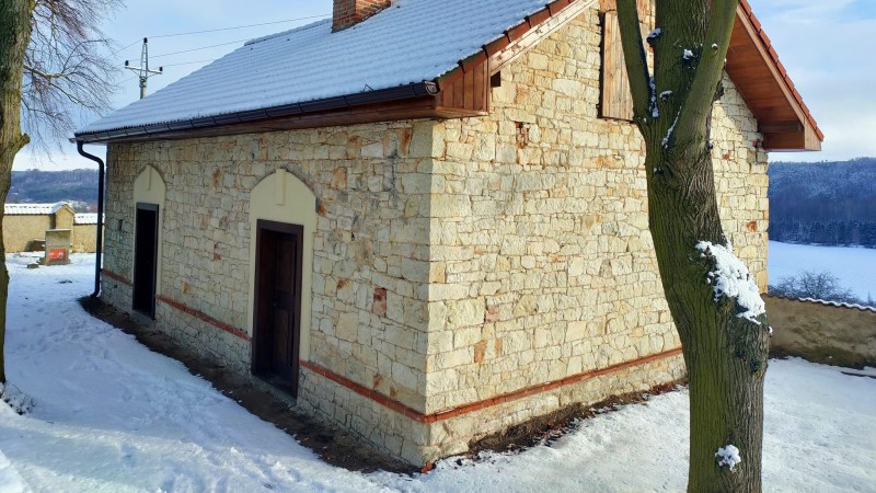 Opravená márnice v Horním Ročově. Foto: Městys Ročov