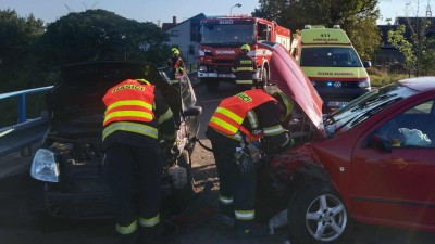 AKTUÁLNĚ: Silnici mezi Žatcem a Staňkovicemi uzavřela nehoda dvou aut, na místě zasahují záchranné složky