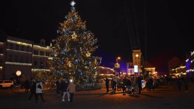 První adventní neděle vyvrcholila rozsvícením vánoční výzdoby v centru Žatce