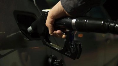 České čerpací stanice si navyšují zisky, nepromítají zlevnění ropy do cen pohonných hmot