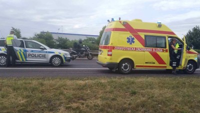 FOTO/AKTUÁLNĚ: Dopravu na dálnici komplikují dvě nehody kamionů. D7 bude uzavřena