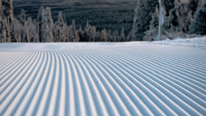 Kromě technick&eacute;ho sněhu je na sjezdovk&aacute;ch i trocha toho př&iacute;rodn&iacute;ho. Foto: Skiare&aacute;l Kl&iacute;novec