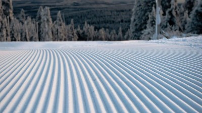 Kromě technick&eacute;ho sněhu je na sjezdovk&aacute;ch i trocha toho př&iacute;rodn&iacute;ho. Foto: Skiare&aacute;l Kl&iacute;novec