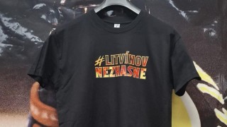 Trika s hashtagem LITVÍNOV NEZHASNE zaplaví společně s černožlutými dresy v pátek litvínovské náměstí Míru. Fanoušci se vydají na první domácí zápas průvodem z centra města ke stadionu. Foto: Ropáci on Tour