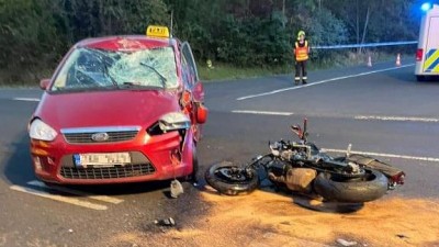 Čtvrteční tragická nehoda motorkáře u Korozluk na Mostecku. Foto: Čtenář