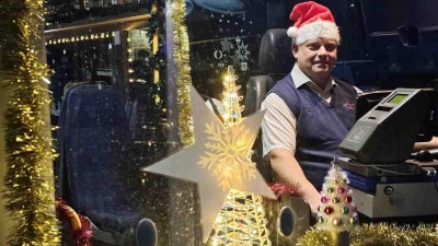 V Žatci již jezdí Vánoční autobus. Amerického Santa Clause letos nahradil český Mikuláš