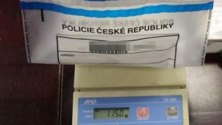 V součtu všech zvážených dávek se váha zastavila na ukazateli téměř 230 g. Foto: Policie ČR