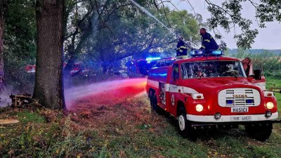 U Břežan vzplanul v bouřce kmen stromu. Oheň se rozšířil i na klestí