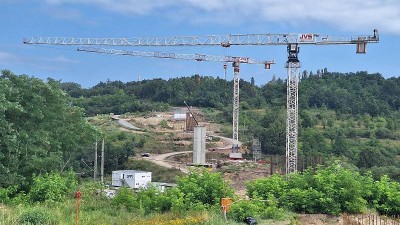 FOTO: V Žiželicích rostou pilíře na přemostění. Podívejte se, jak práce na obchvatu pokračují