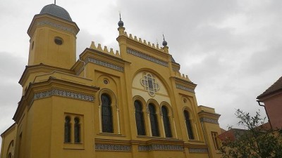 Synagoga v Žatci získává zpět svou někdejší krásu, stavbaři před zimou dokončili vitráže a část fasády
