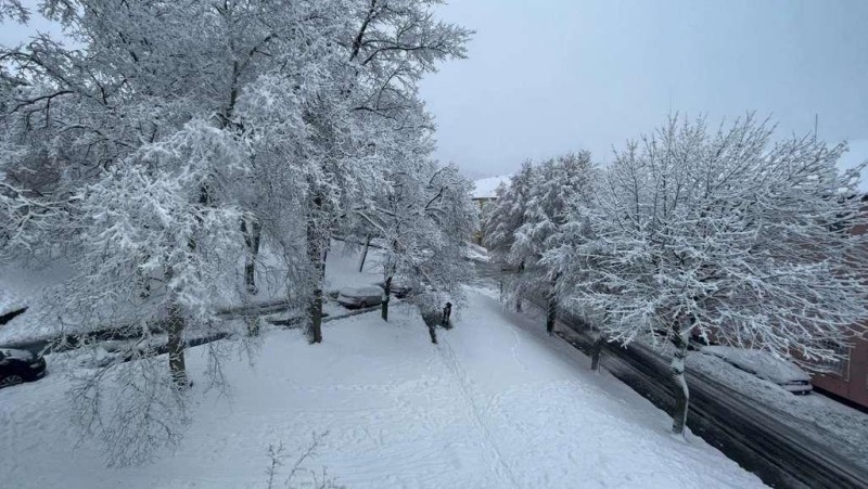 Takto se probouzejí do sněhové nadílky obyvatelé Meziboří. Foto: Oldřich Hájek