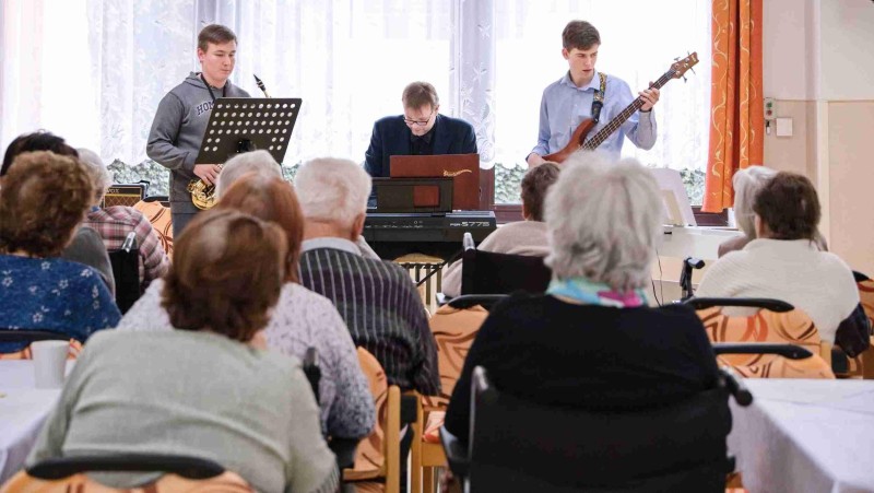 Koncert v Domově pro seniory. Foto: Laurencia Helásková
