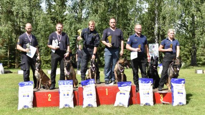  Třetí místo patřilo Markétě Tiselové se psem Arnym z Věznice Všehrdy a Milanu Amstarkovi a jeho psu Sorbonovi z Věznice Nové Sedlo. Foto: Vězeňská služba ČR