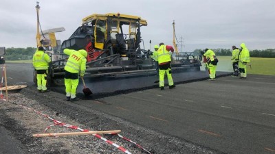 FOTO: Podívejte se, jak se pokládá asfalt na novém úseku D7 u Chlumčan. Je to na jeden zátah!