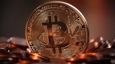 Bitcoin padá po skoro půlroce padá pod 30 tisíc dolarů. Kvůli Tesle, Pekingu a americké centrální bance 