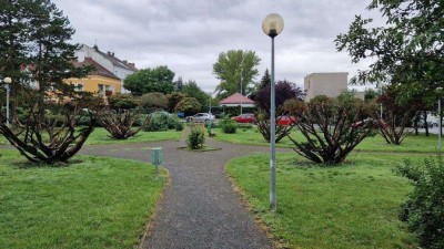 Park u vlakového nádraží v Lounech prochází obnovou