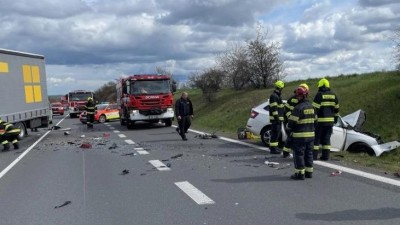 Proč včera stáli řidiči desítky minut v kolonách před dálnicí D7? Stala se smrtelná nehoda