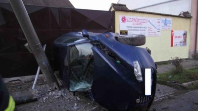 AKTUÁLNĚ: U Slavětína narazilo auto do sloupu elektrického vedení