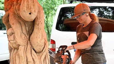 FOTO: Řezbářský plenér v Bílině: Osmý ročník byl plný dřevěných hrdinů a zábavy