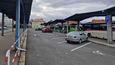Na autobusovém nádraží v Lounech vznikla nová parkovací místa