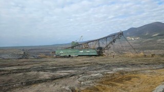 V ponděl&iacute; začala likvidace velkostroje RK 5000. Bude se rozřez&aacute;vat. V polovině května se odstřel&iacute; pouze lana, kter&aacute; drž&iacute; předn&iacute; a zadn&iacute; č&aacute;st. Foto: jip