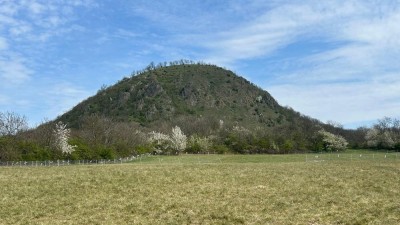 TIP NA V&Yacute;LET: Nen&aacute;padn&yacute; kopec mezi poli skr&yacute;v&aacute; jedno z nejkr&aacute;sněj&scaron;&iacute;ch m&iacute;st v Česk&eacute;m středohoř&iacute;