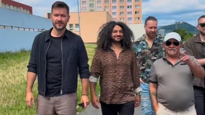 VIDEO: Marek Ztracený zavítal do Chanova. Zajamoval si s místními muzikanty a potkal se s hercem Bažem