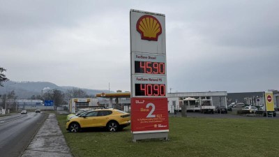 V Česku nafta zdražila v reakci na v&aacute;lku v &Iacute;r&aacute;nu nejv&iacute;ce ze v&scaron;ech zem&iacute; EU, dokl&aacute;daj&iacute; data Evropsk&eacute; komise