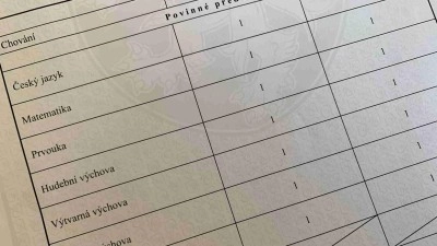 Školáci dostali vysvědčení. Kolik to bude stát rodiče?