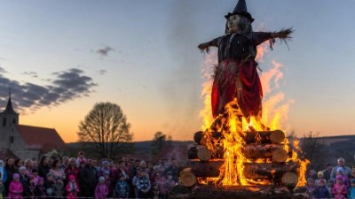 Palte s rozumem: Hasiči rad&iacute;, jak si už&iacute;t čarodějnice bezpečně a bez v&yacute;jezdu