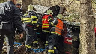 Snímek z vážné nehody na silnici z Božího Daru do Jáchymova. Foto: Horská služba