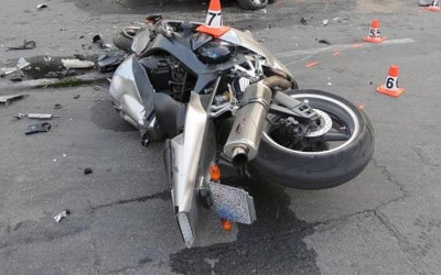 Motorkář u Podbořan vylétl ze silnice, když předjížděl auto. Na místě zemřel