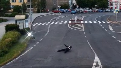 VIDEO: Motorkář ujížděl hlídce a havaroval. Utíkajícího řidiče pomohli ve svém volnu chytit další policisté