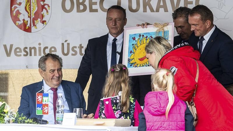 Přivítat se s prezidentem přišly do Lukavce i místní děti. Hlavě státu přinesly obrázek. Foto: Ústecký kraj