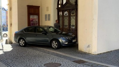 Policejní vozy včera parkovaly před starou budovou chomutovské radnice, ústeckým magistrátem i firmou společnosti Rocknet v Jirkově. Foto: Jitka Fárová     Most	 Nejen primátor,