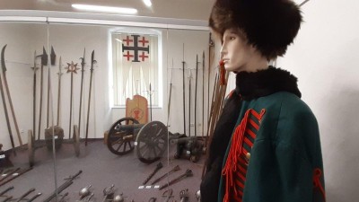 FOTO: Od pravěku až po současnost. Výstava Do zbraně! v žateckém muzeu ukazuje nože, meče nebo mužkety