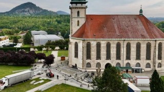 Kvůli stavebním pracím je omezený příjezd ke kostelu. Foto: e-mostecko.cz