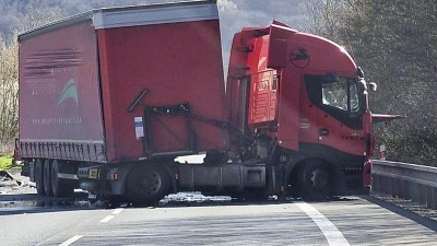Dva lidé zemřeli při tragické srážce osobního auta s kamionem na Ústecku