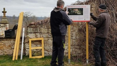 FOTO: Zámek Stekník má v zahradě nový informační systém