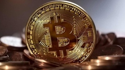 Bitcoin poprvé od června pokořil hranici 30 tisíc dolarů
