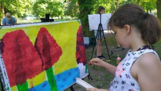 Děti často malují venku. Foto: Jindřiška Riedlová