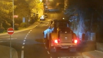 VIDEO: Netradiční noční zásah! Strážníci z Krupky pronásledovali ujíždějící bagr