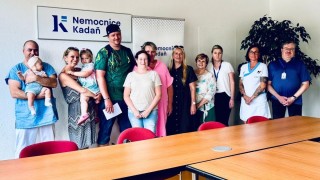 Noví sanitáři, kteří úspěšně prošli kurzem v kadaňské nemocnici. Foto: Nemocnice Kadaň
