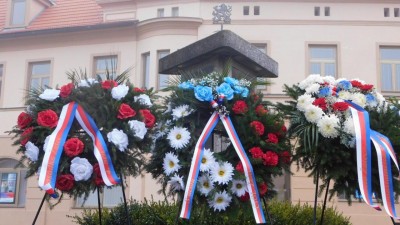 Věnce a projevy v Žatci připomněly výročí vzniku Československa. 4x Foto: MÚ Žatec