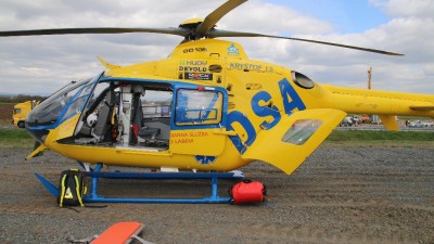 Upřesnění k nehodě na tuningovém srazu: Spolujezdec se zranil při obíhání dodávky, zasahoval vrtulník