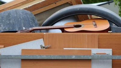 Rychl&aacute; akce str&aacute;žn&iacute;ků: Čern&aacute; skl&aacute;dka u popelnic zmizela dř&iacute;v, než stačila vzniknout