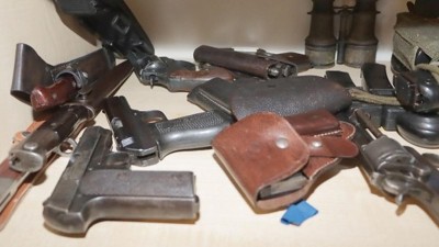 VIDEO: Granáty v troubě i samopaly. Senior z Klášterce si doma vytvořil muniční sklad