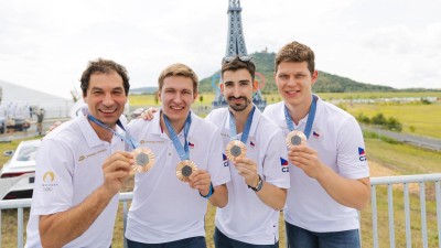 Jiří Beran, Michal Čupr, Martin Rubeš a Jakub Jurka u mostecké Eiffelovky. Foto: Olympijskytym.cz/Adam Mráček